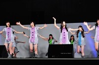 新曲「走れ！ Bicycle」を初披露する乃木坂46。