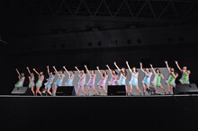 新曲「走れ！ Bicycle」を初披露する乃木坂46。