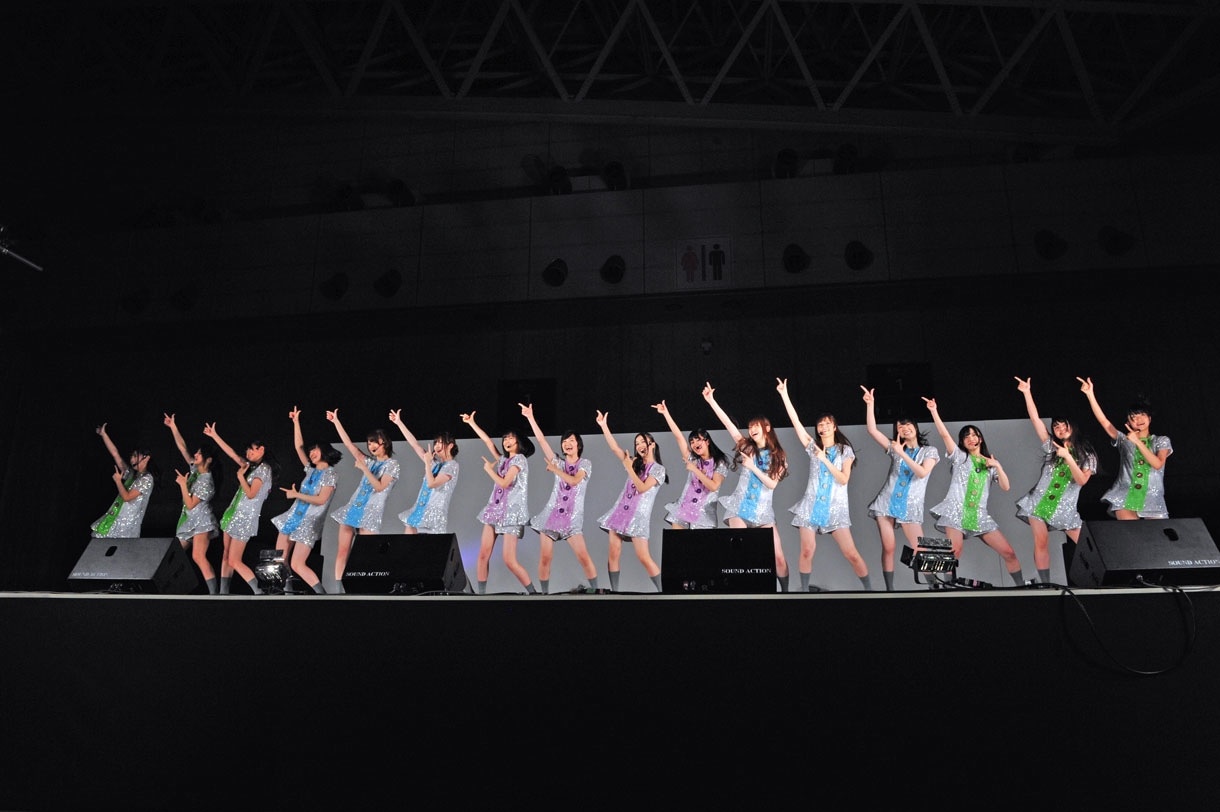 新曲「走れ！ Bicycle」を初披露する乃木坂46。