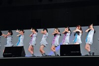 新曲「走れ！ Bicycle」を初披露する乃木坂46。