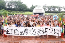 巨大短冊を手に、観客と記念撮影をするSUPER☆GiRLS。