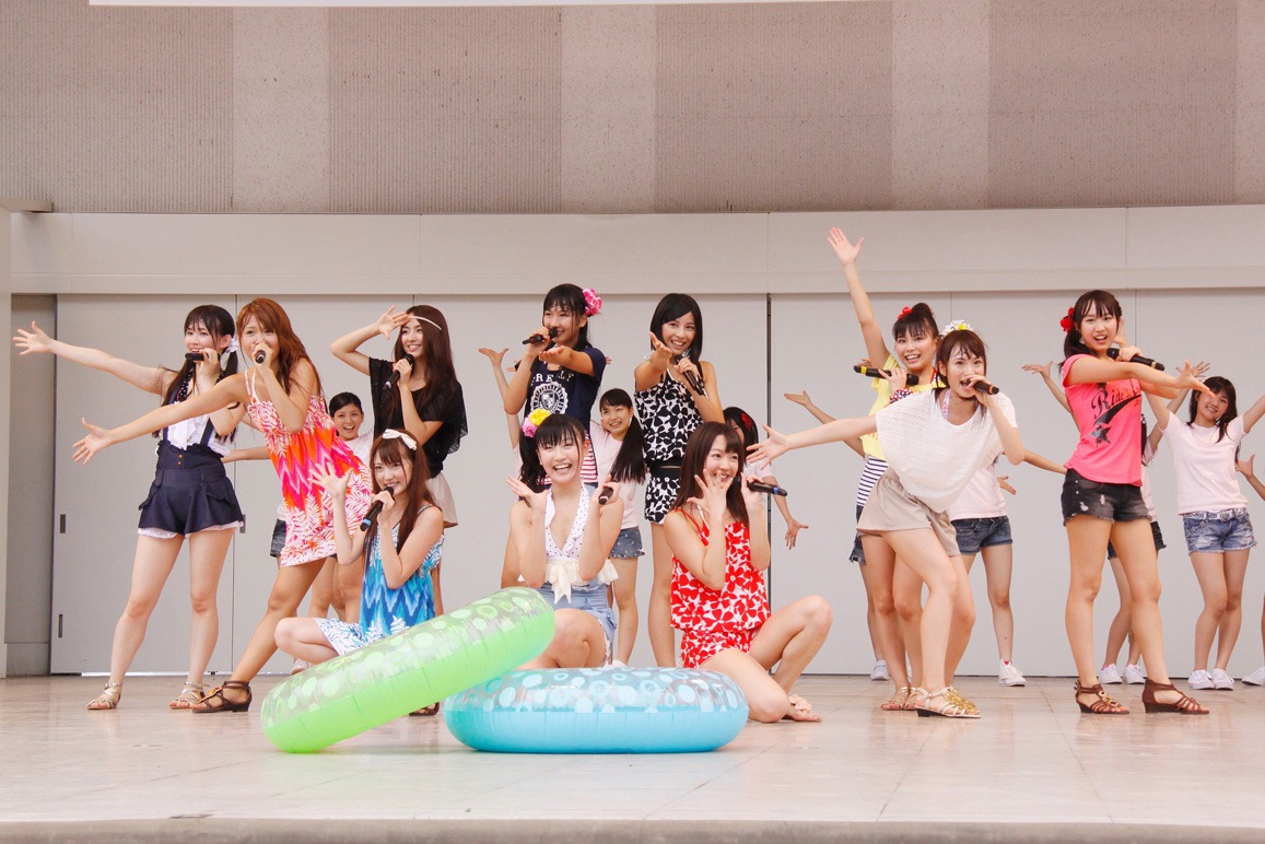 「プリプリ SUMMERキッス」を披露するSUPER☆GiRLS。