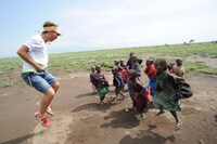 ダンスプロジェクト「DANCE EARTH」の一環でタンザニアを訪れ、現地の子供たちと踊るUSA。