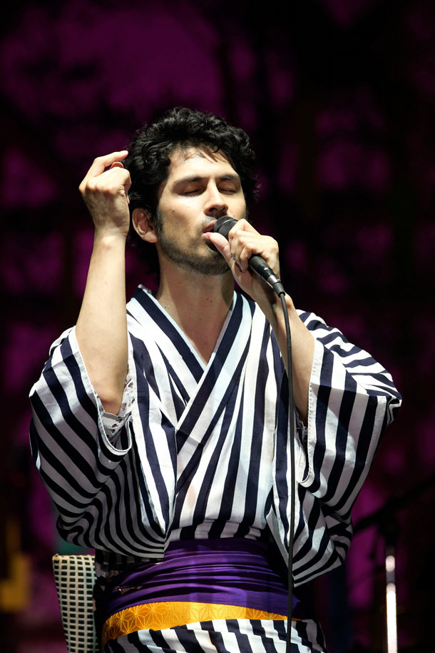 瞳を閉じてじっくりと歌う平井堅。