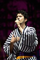 瞳を閉じてじっくりと歌う平井堅。