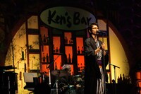 1曲目「告白」を歌唱中の平井堅。