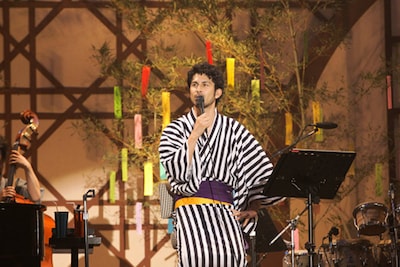 登場した瞬間客席から黄色い声が上がった、平井堅の浴衣姿。MCでは「浴衣でトイレに行くと大変」とこぼして下ネタに流れる場面も。