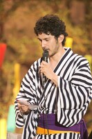 自身の願いごとを書いた短冊を読み上げる平井堅。