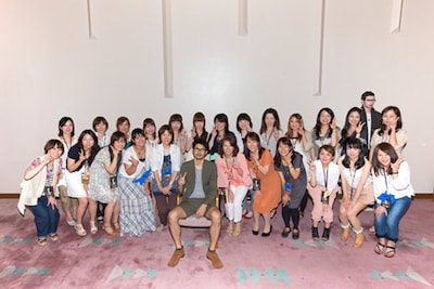 平井堅と企画当選者による記念写真。