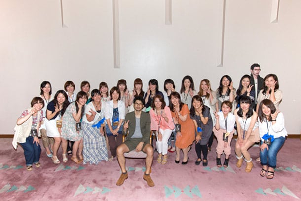 平井堅と企画当選者による記念写真。