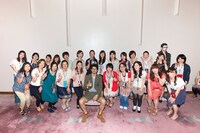 平井堅と企画当選者による記念写真。