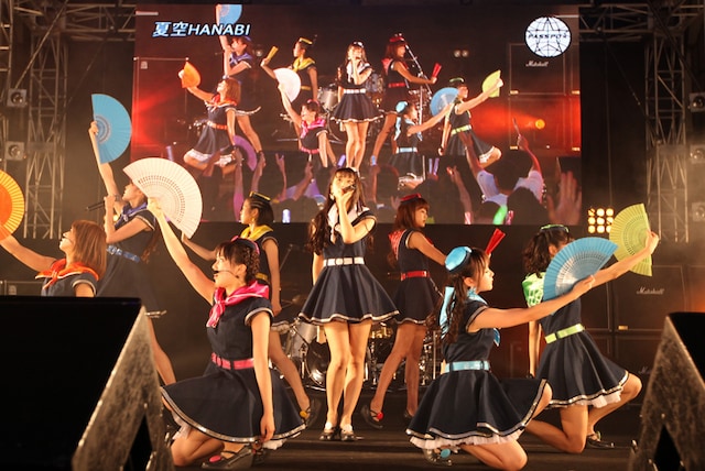 新曲「夏空HANABI」を初披露するぱすぽ☆。