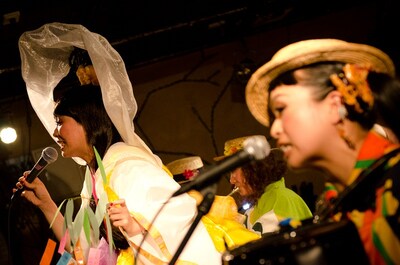 写真は7月8日のライブの模様。