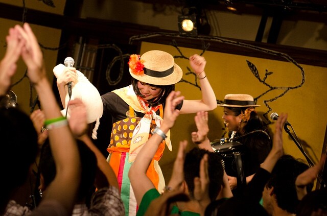 写真は7月8日のライブの模様。