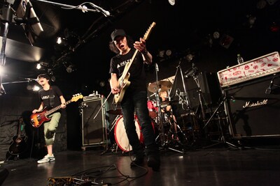 写真は電大1stツアーのファイナル公演となった、7月6日の新代田FEVERライブの様子。