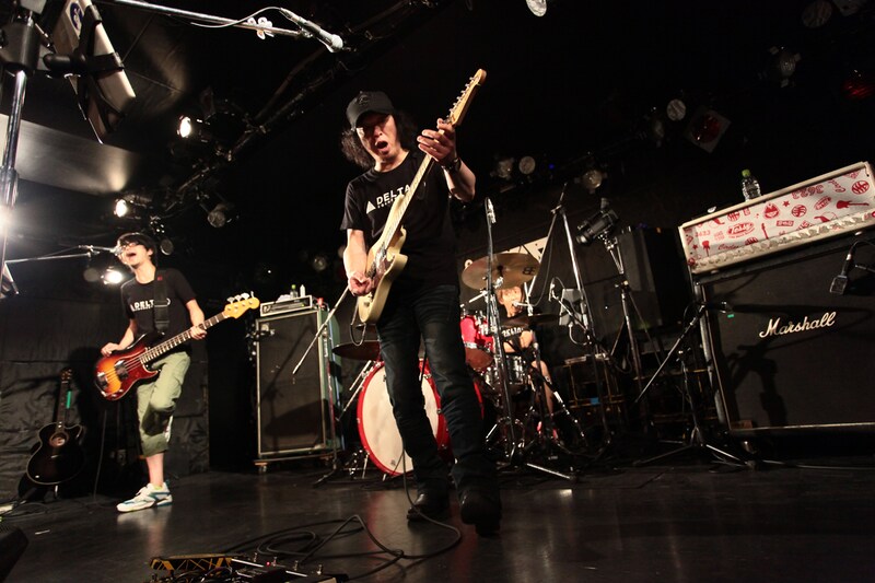 写真は電大1stツアーのファイナル公演となった、7月6日の新代田FEVERライブの様子。