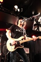 手島いさむ（G, Vo）