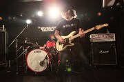 写真は7月6日の新代田FEVERライブの様子。