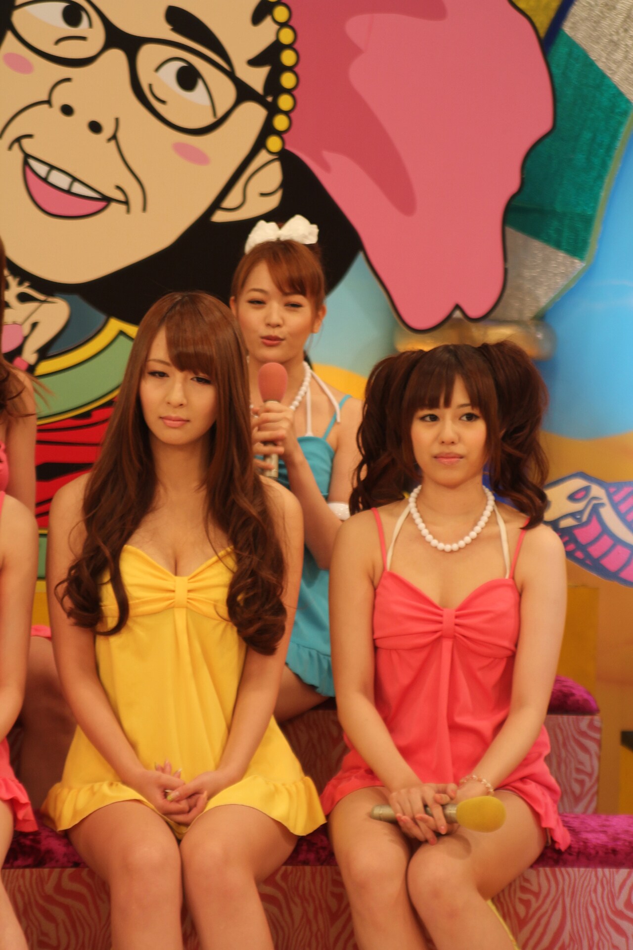 下段左からRio、麻美ゆま、蒼井そら、吉沢明歩。上段左から安藤あいか