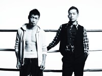 長谷川穂積（写真左）と 清木場俊介（右）。