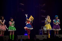 アニメで主人公の月野うさぎ＆セーラームーン役を担当した三石琴乃の「月にかわっておしおきよ！」という声に合わせポーズを決めた、ももいろクローバーZの百田夏菜子。