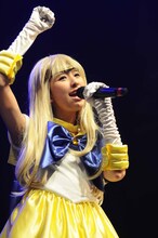 セーラーヴィーナスに扮した玉井詩織。