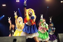 「JAPAN EXPO 2012」の会場で、セーラー戦士に扮しライブを行ったももいろクローバーZ。