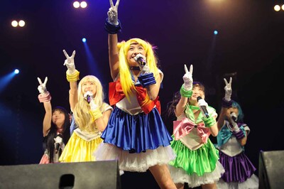 「JAPAN EXPO 2012」の会場で、セーラー戦士に扮しライブを行ったももいろクローバーZ。