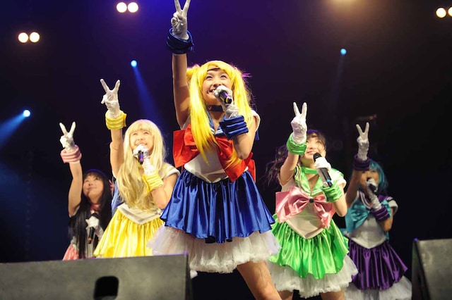「JAPAN EXPO 2012」の会場で、セーラー戦士に扮しライブを行ったももいろクローバーZ。