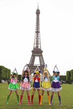 ライブの合間にエッフェル塔を訪れたももいろクローバーZ。