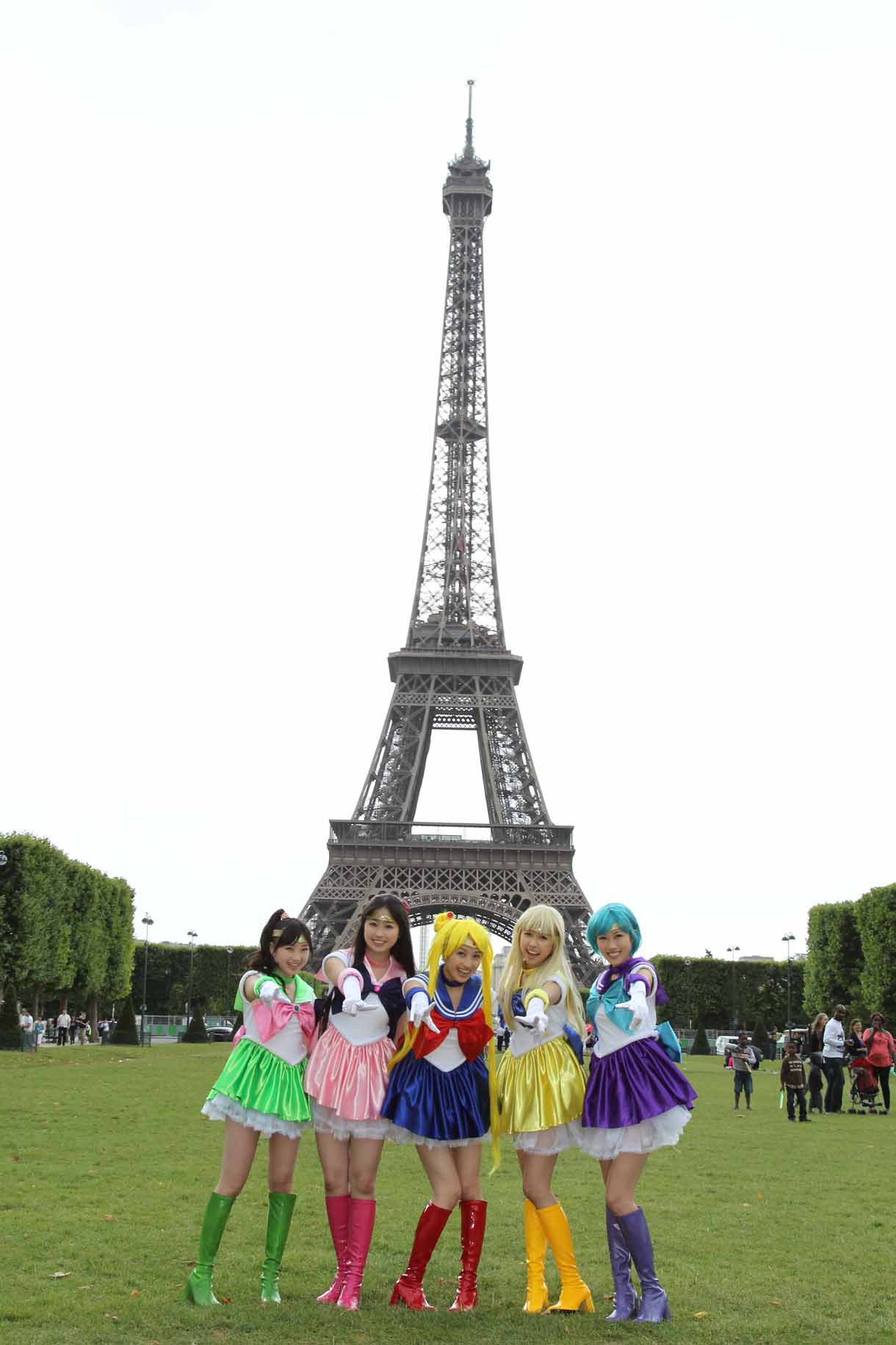 エッフェル塔を訪れたももいろクローバーZ。
