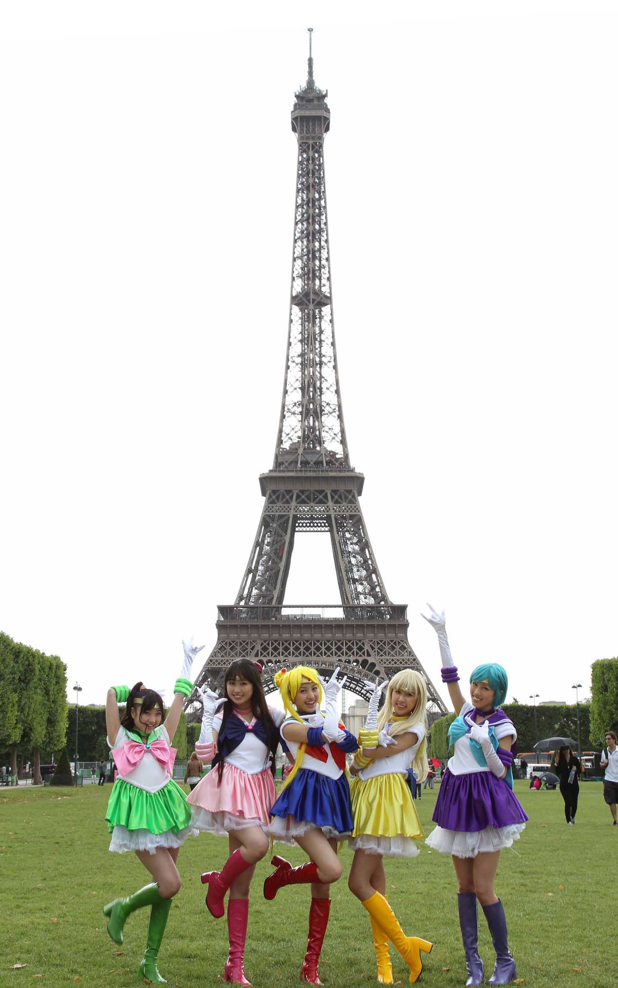 エッフェル塔を訪れたももいろクローバーZ。