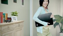 写真は「HP Ultrabook Campaign feat. AKB48」のCM「HP デカ薄ウルトラ編」のワンシーン。