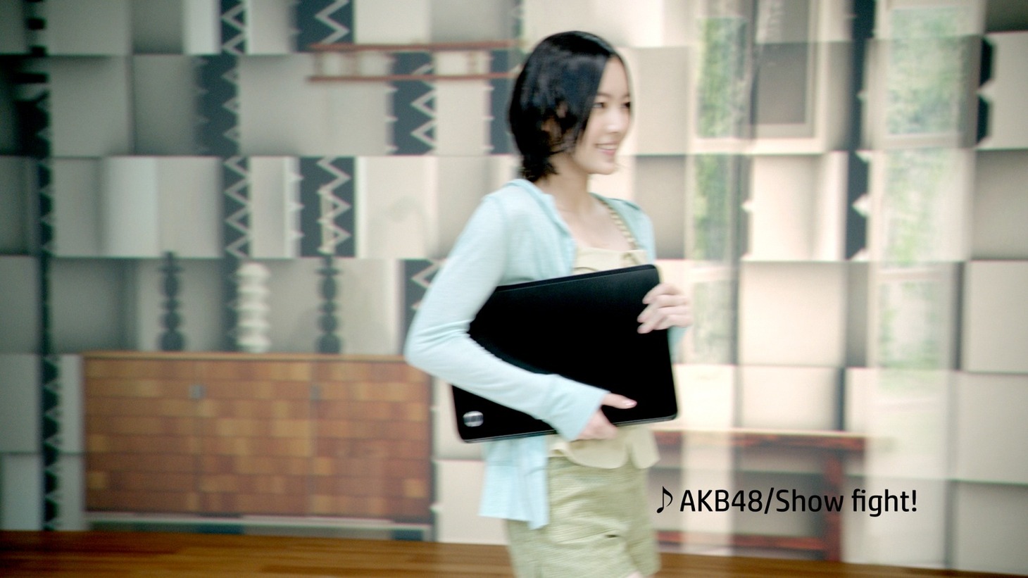 写真は「HP Ultrabook Campaign feat. AKB48」のCM「HP デカ薄ウルトラ編」のワンシーン。