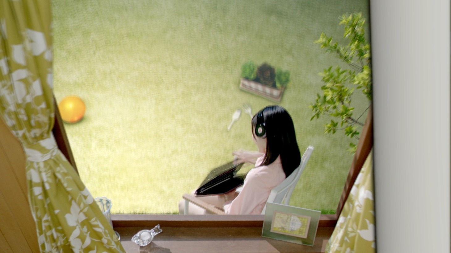 写真は「HP Ultrabook Campaign feat. AKB48」のCM「HP デカ薄ウルトラ編」のワンシーン。