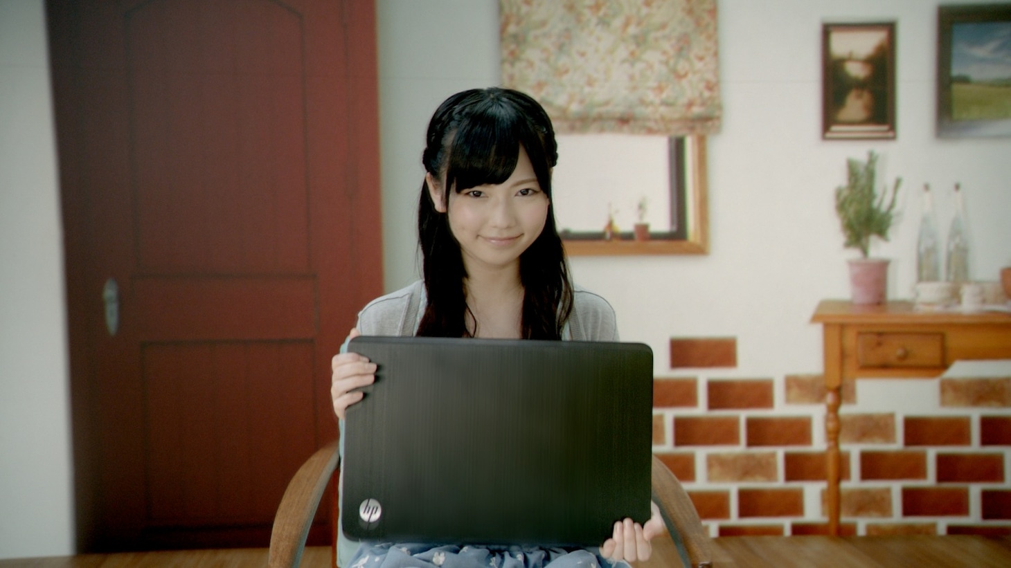 写真は「HP Ultrabook Campaign feat. AKB48」のCM「HP デカ薄ウルトラ編」のワンシーン。