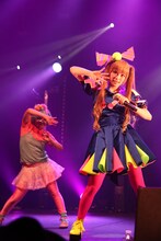 きゃりーぱみゅぱみゅ（写真右）とキッズダンサー（左）。