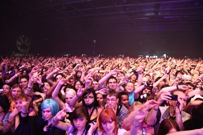 振り付けを真似るフランス・パリのオーディエンス。