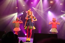 「JAPAN EXPO 2012」でのきゃりーぱみゅぱみゅのライブの模様。