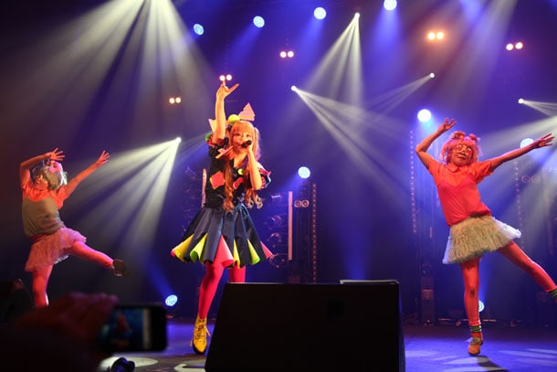 「JAPAN EXPO 2012」でのきゃりーぱみゅぱみゅのライブの模様。