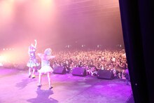 「JAPAN EXPO 2012」でのきゃりーぱみゅぱみゅのライブの模様。
