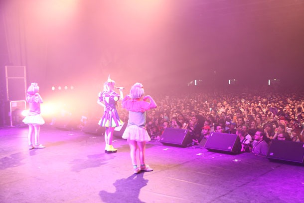 「JAPAN EXPO 2012」でのきゃりーぱみゅぱみゅのライブの模様。