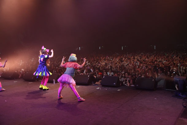 「JAPAN EXPO 2012」でのきゃりーぱみゅぱみゅのライブの模様。