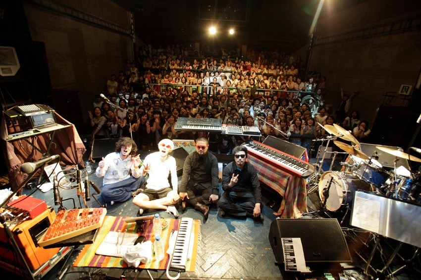 ライブ終了後には観客とともに記念撮影を行った石毛輝。（撮影：河本悠貴）