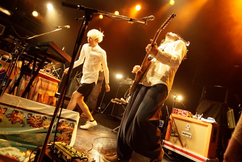 さまざまな楽器を駆使して、石毛（写真右）のパフォーマンスを支えた岡本伸明（写真左）。（撮影：河本悠貴）