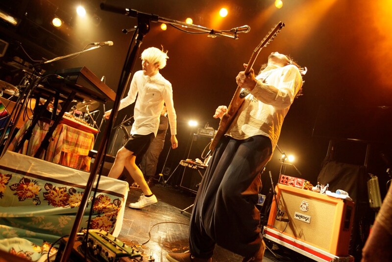 さまざまな楽器を駆使して、石毛（写真右）のパフォーマンスを支えた岡本伸明（写真左）。（撮影：河本悠貴）