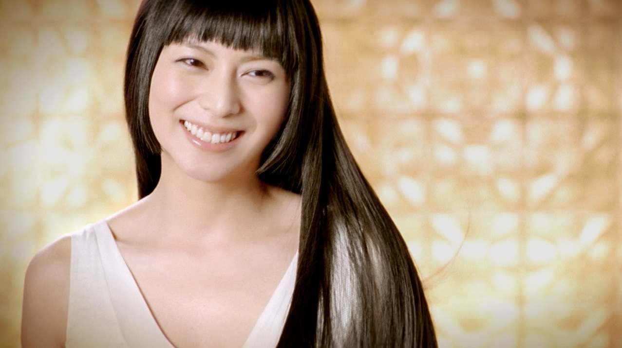 「アジエンス」新CM「しばっちゃうのが、もったいない」編のワンシーン。