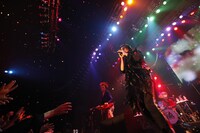 写真は7月7日にZepp DiverCity TOKYOで行われた「TOUR PARADE 2012」公演の様子。（Photo by 田中和子［CAPS］）