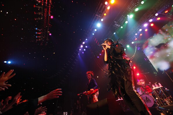 写真は7月7日にZepp DiverCity TOKYOで行われた「TOUR PARADE 2012」公演の様子。（Photo by 田中和子［CAPS］）