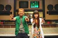 ダブルピースを見せる奥田民生（写真左）と柴咲コウ（右）。